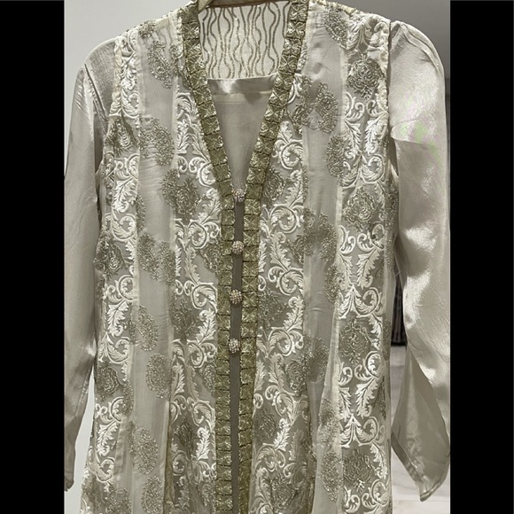 Elegant sparkling Sequins and Embroidered Gown - Picture 4 of 7